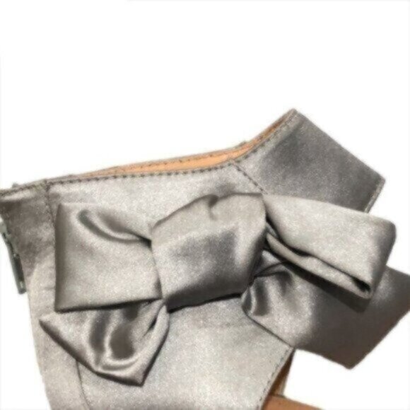 Pour La Victoire Light Grey Satin Wedge Shoes 8.5B - Picture 5 of 8